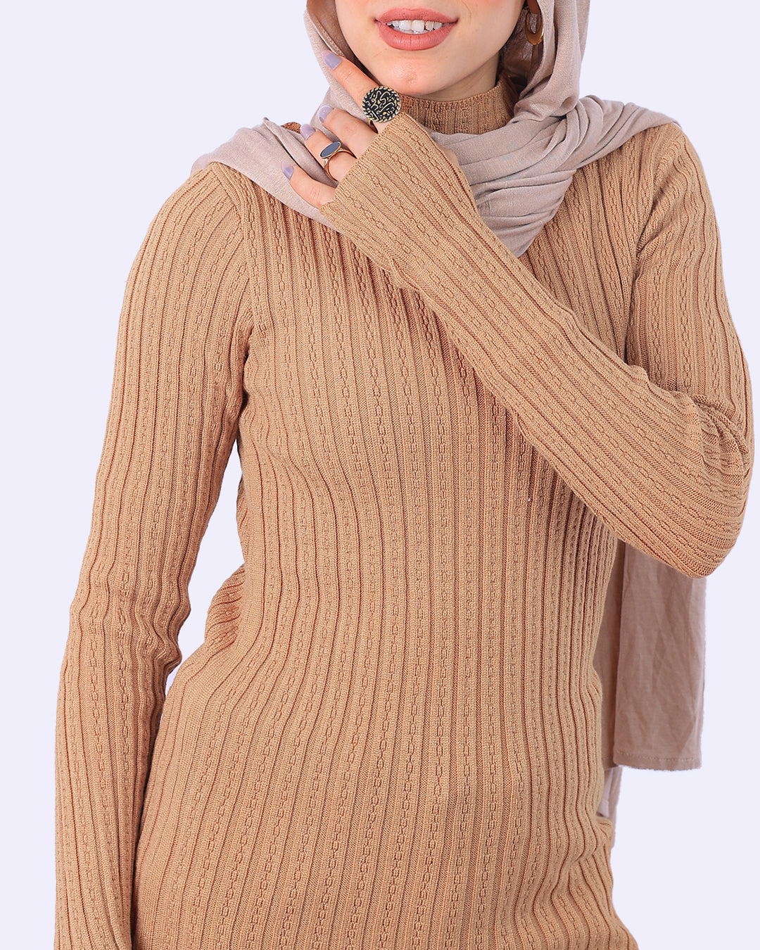 "توب هاي كول مضلع من Wind باللون البيج الهادئ بفتحة إصبع، يجمع بين البساطة والتفاصيل العصرية لخزانة ملابس متكاملة - ويند"