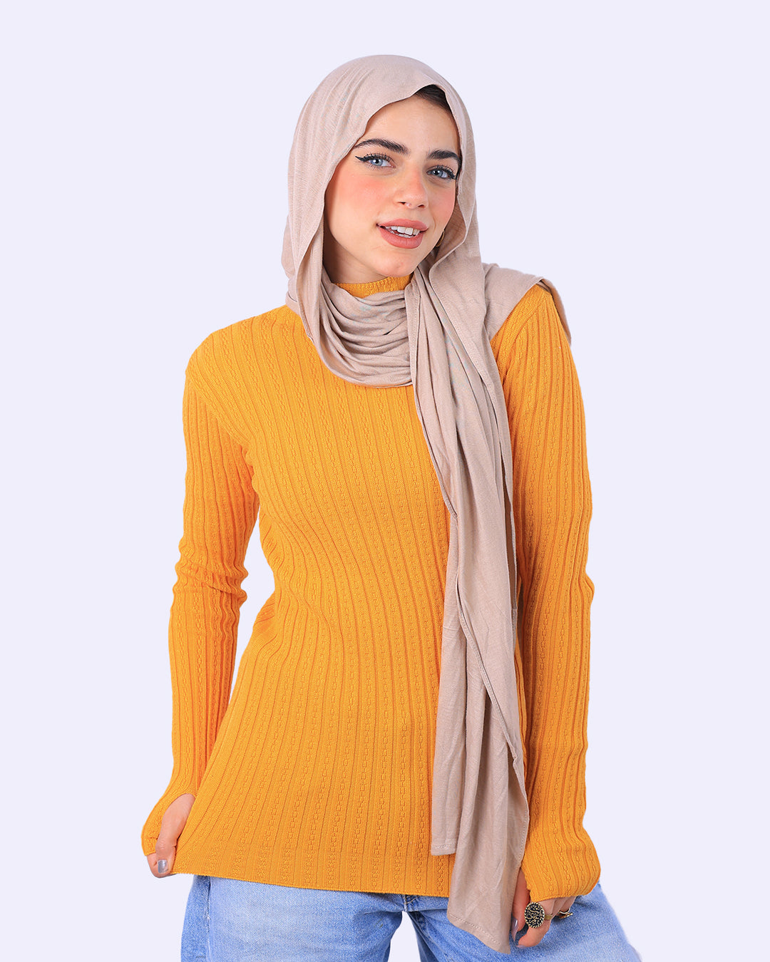 "توب هاي كول مضلع (Ribbed) من Wind باللون الأصفر بفتحة إصبع (Finger Cut)، تصميم عصري يجمع بين الدفء والأناقة الشبابية - ويند"