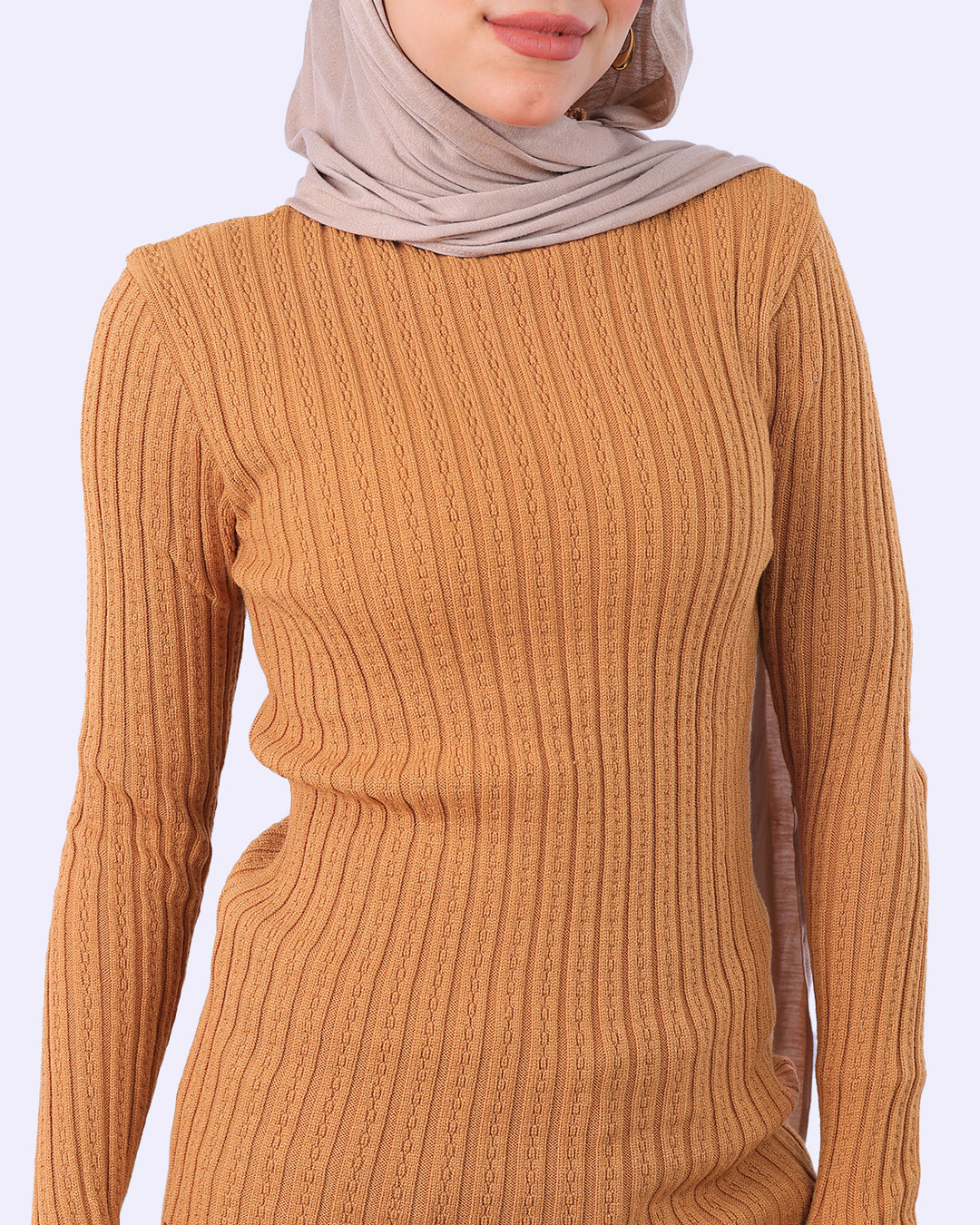 "توب هاي كول مضلع من Wind باللون البني الشوكولا بفتحة إصبع، قصة انسيابية وخامة مريحة تجعلها القطعة المثالية للتنسيق اليومي - ويند"