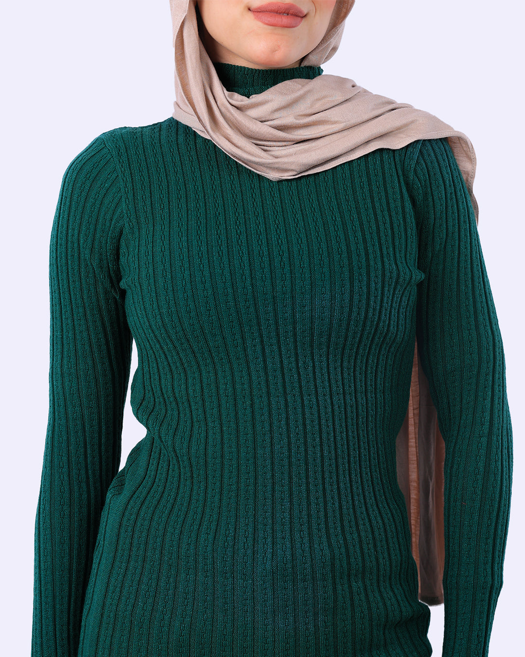 "توب هاي كول مضلع من Wind باللون الزيتي بفتحة إصبع، تصميم عصري مستوحى من ألوان الطبيعة مع لمسة "فينجر كات" فريدة - ويند"