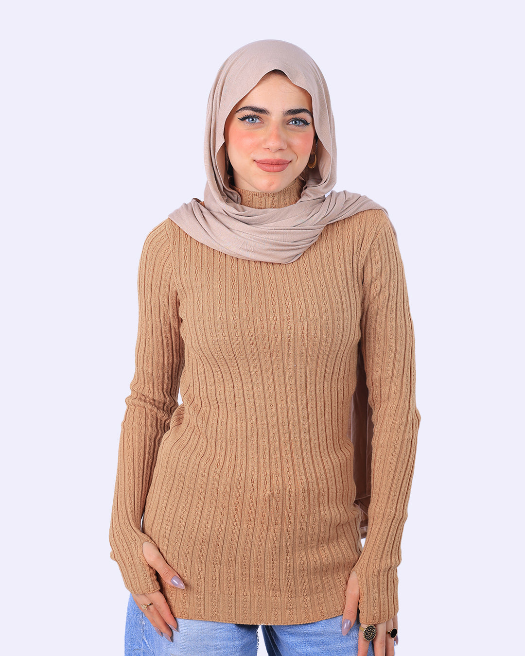 "توب هاي كول مضلع من Wind باللون البيج الهادئ بفتحة إصبع، يجمع بين البساطة والتفاصيل العصرية لخزانة ملابس متكاملة - ويند"