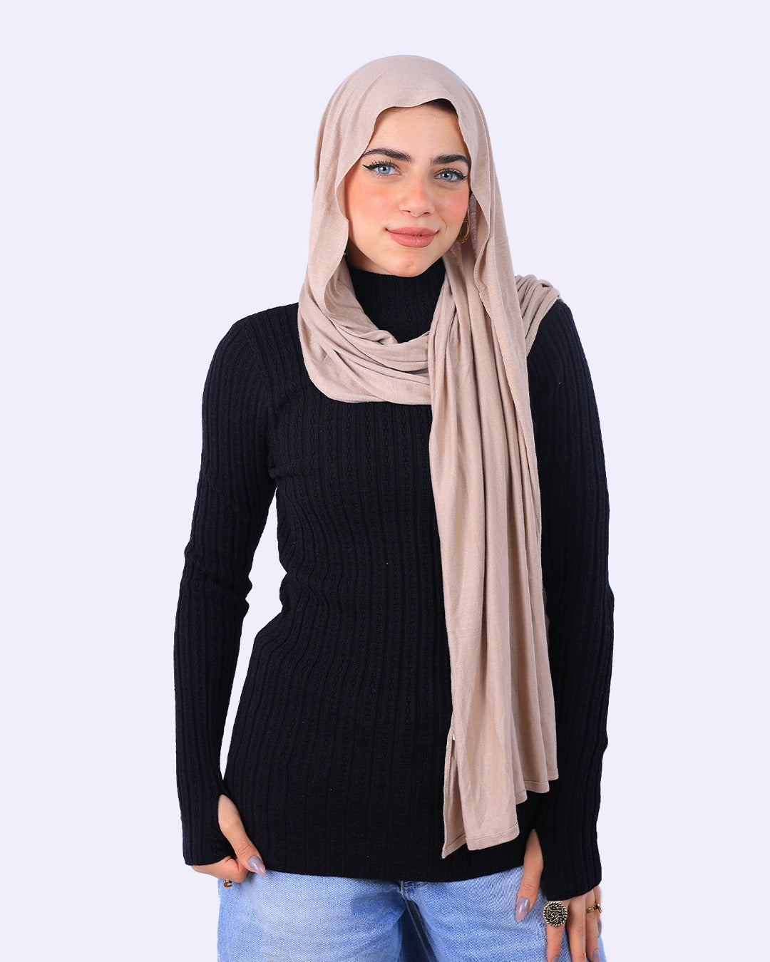 "توب هاي كول مضلع (Ribbed) من Wind باللون الأسود بفتحة إصبع (Finger Cut)، تصميم عصري يجمع بين الدفء والأناقة الشبابية - ويند"