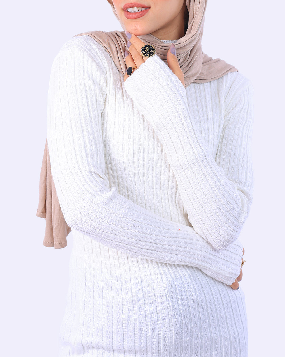 "توب هاي كول مضلع (Ribbed) من Wind باللون الأبيض بفتحة إصبع (Finger Cut)، تصميم عصري يجمع بين الدفء والأناقة الشبابية - ويند"