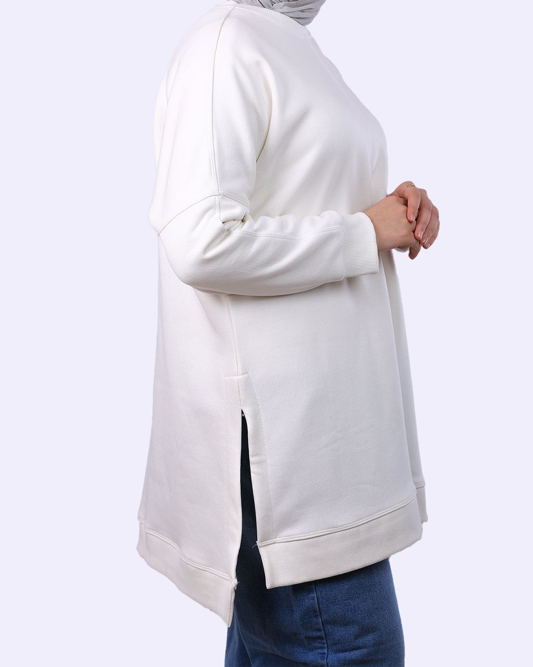 "سويت شيرت ميلتون أوفر سايز من Wind بلون أبيض ناصع بفتحات جانبية، خامة ميلتون فاخرة تمنحكِ مظهراً مشرقاً ومرتباً - ويند"