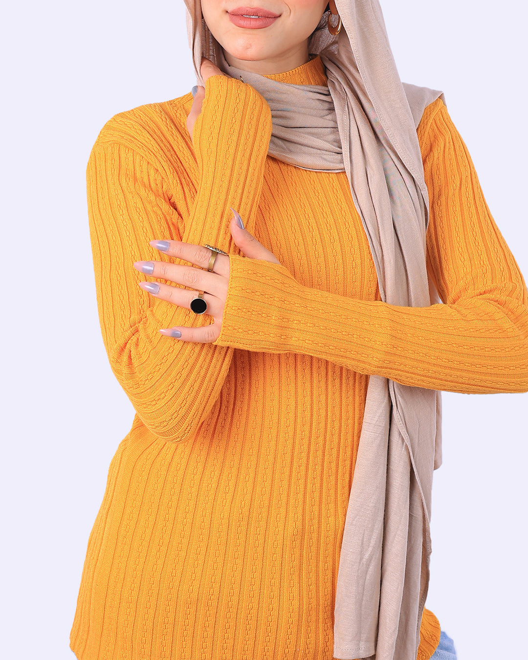 "توب هاي كول مضلع (Ribbed) من Wind باللون الأصفر بفتحة إصبع (Finger Cut)، تصميم عصري يجمع بين الدفء والأناقة الشبابية - ويند"