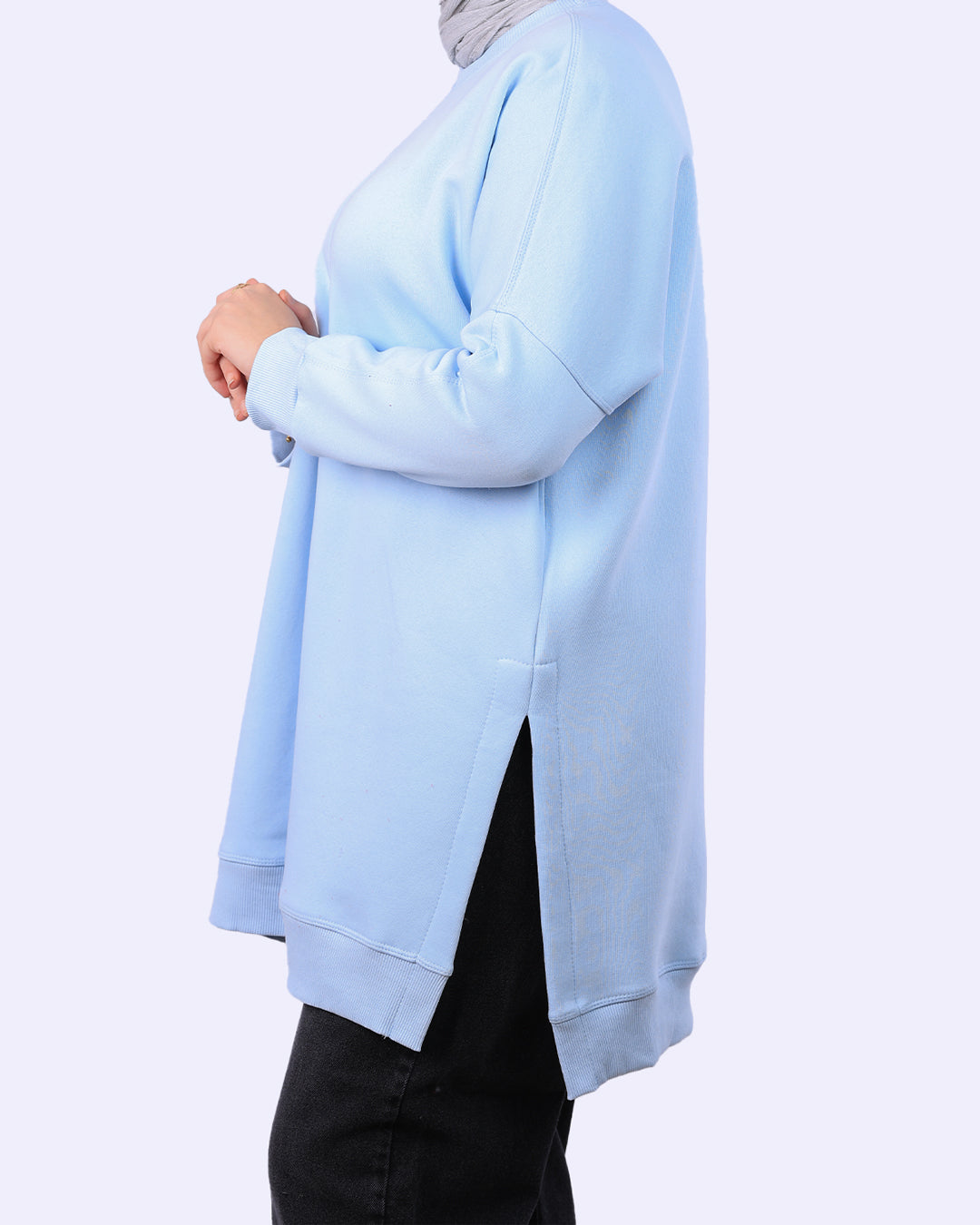 سويت شيرت ميلتون أوفر سايز من Wind بلون أزرق زاهي بفتحات جانبية، قصة انسيابية طويلة وخامة دافئة للأيام الباردة - ويند"