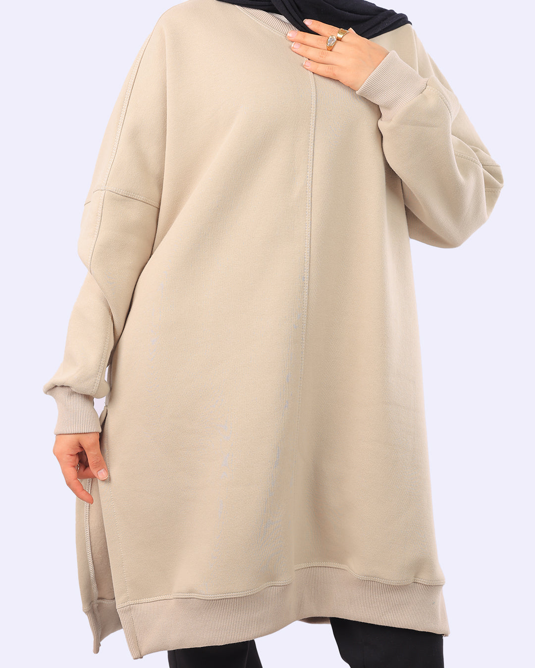 سويت شيرت ميلتون أوفر سايز من Wind بلون بيج كريمي بفتحات جانبية، تصميم "مينيماليست" راقٍ يسهل تنسيقه مع مختلف الإطلالات - ويند"