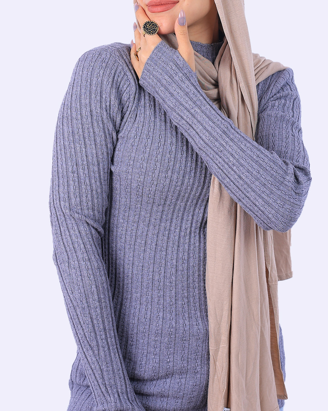 "توب هاي كول مضلع من Wind باللون الرمادي بفتحة إصبع، خامة ناعمة وقصة ضيقة تبرز تفاصيل القوام بأسلوب راقٍ - ويند"