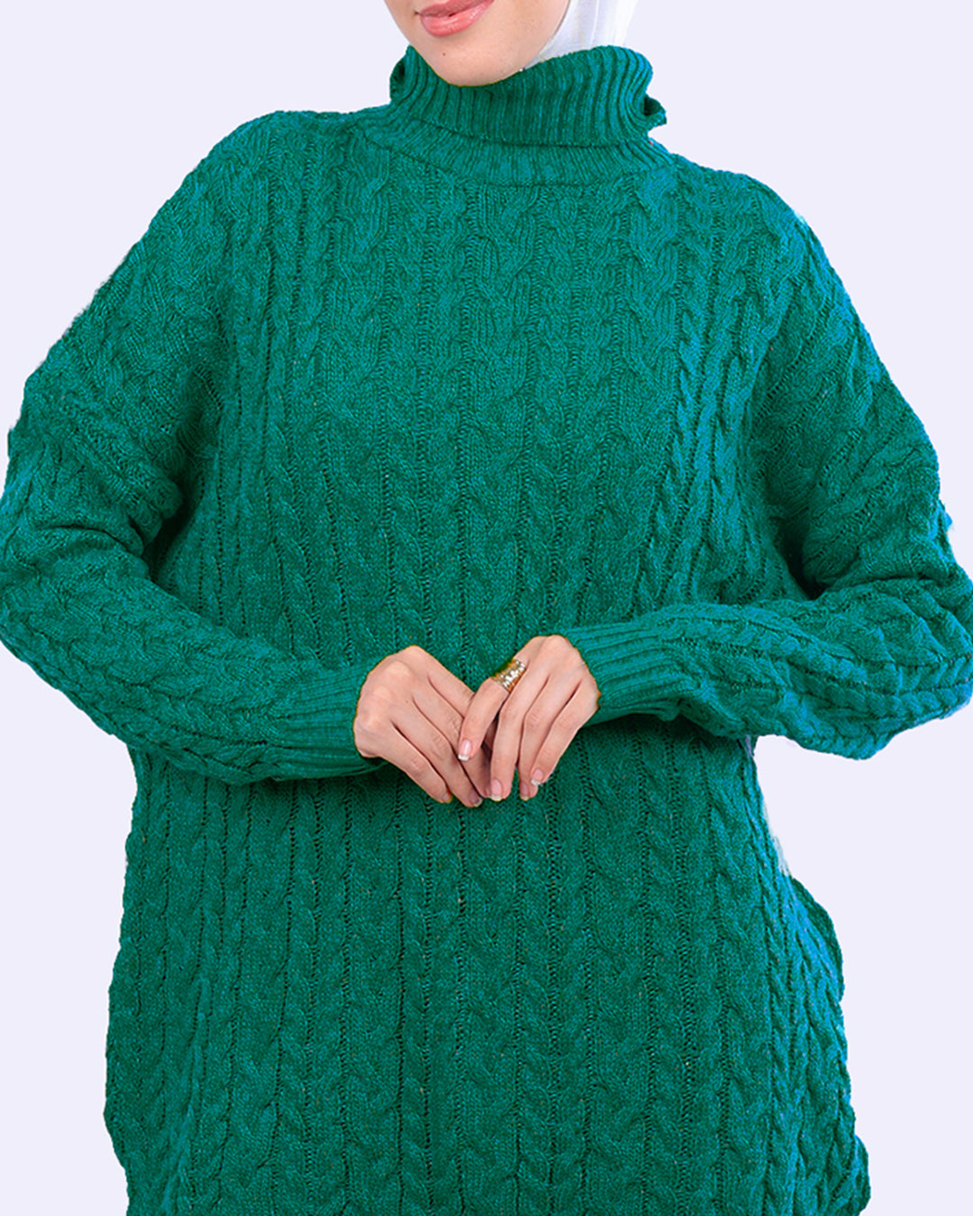 Woman in green cable knit turtleneck sweater from WIND Shopping fashion collection