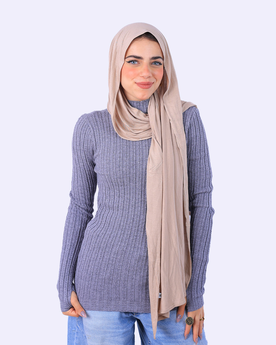 "توب هاي كول مضلع من Wind باللون الرمادي بفتحة إصبع، خامة ناعمة وقصة ضيقة تبرز تفاصيل القوام بأسلوب راقٍ - ويند"