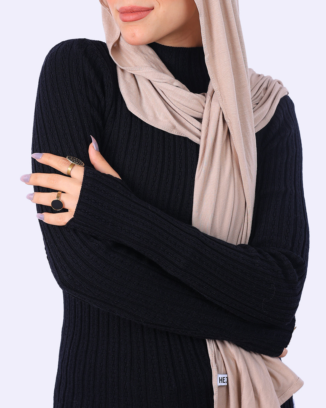 "توب هاي كول مضلع (Ribbed) من Wind باللون الأسود بفتحة إصبع (Finger Cut)، تصميم عصري يجمع بين الدفء والأناقة الشبابية - ويند"