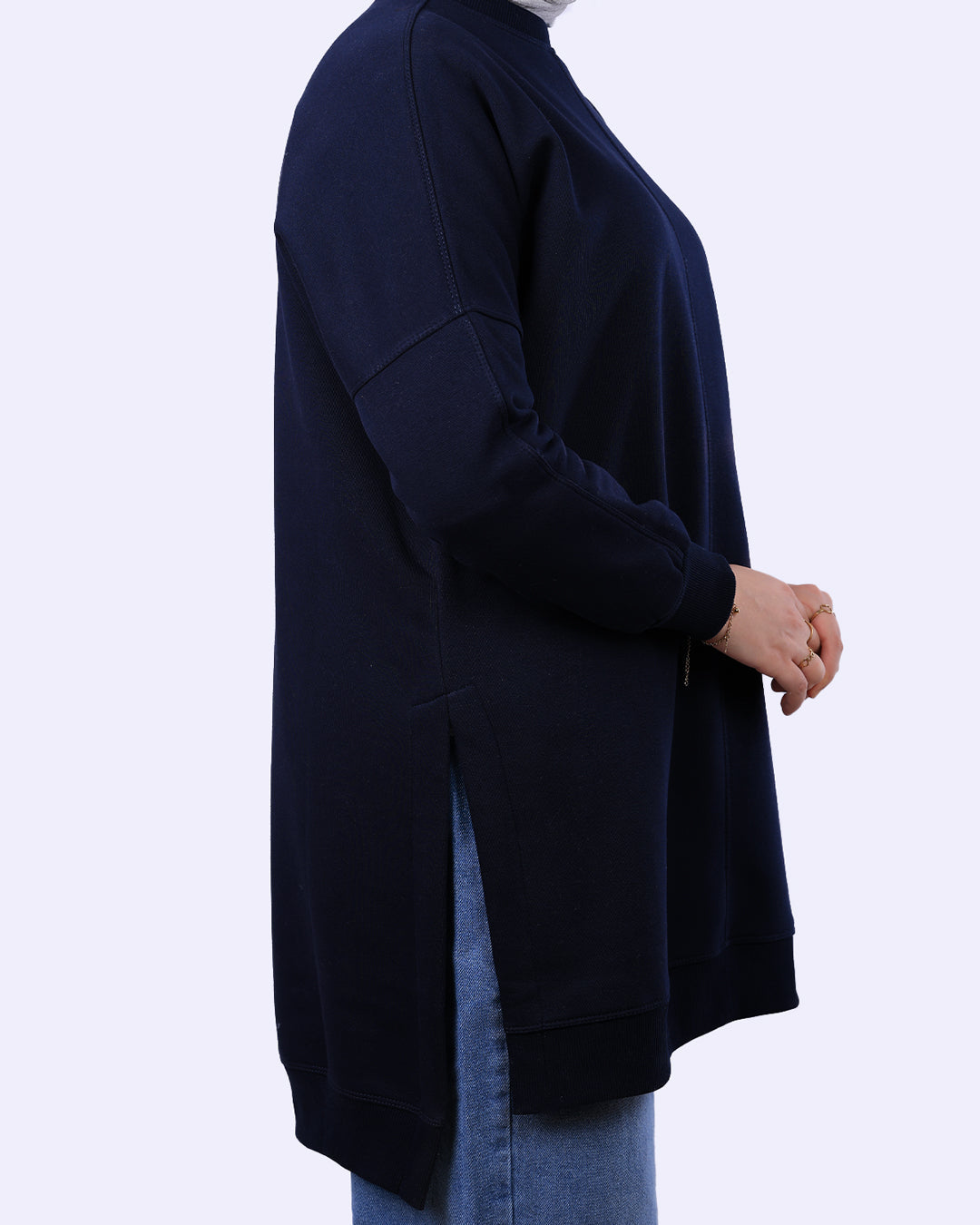 "سويت شيرت ميلتون أوفر سايز من Wind بلون كحلي كلاسيكي بفتحات جانبية، قطعة أساسية في خزانتك تجمع بين الفخامة والعملية - ويند"