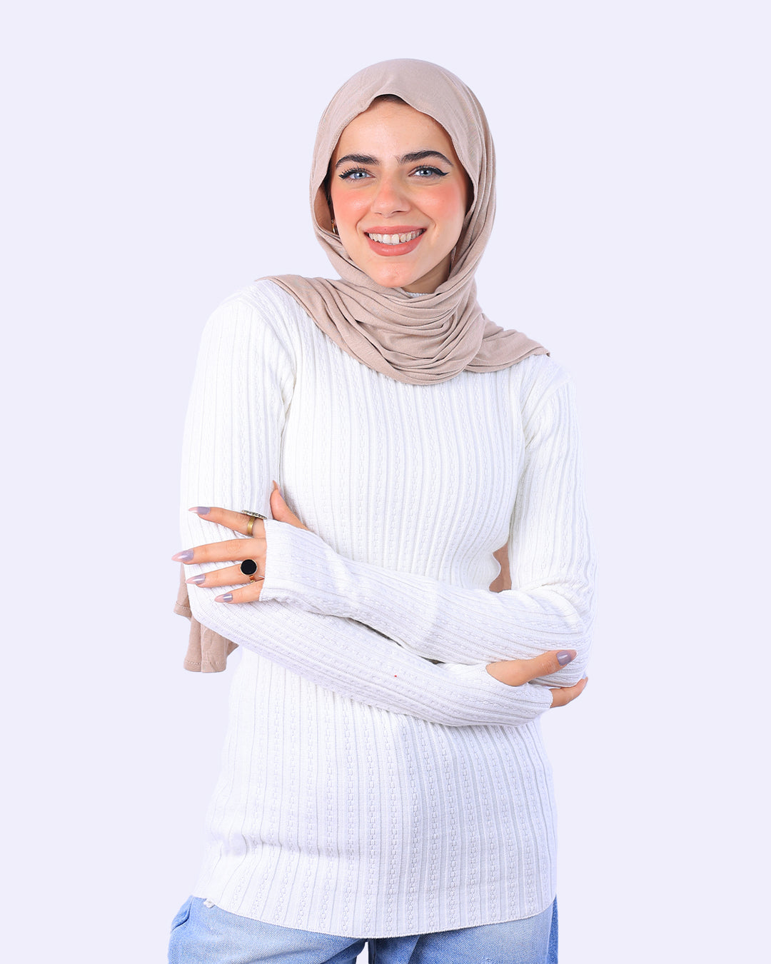 "توب هاي كول مضلع (Ribbed) من Wind باللون الأبيض بفتحة إصبع (Finger Cut)، تصميم عصري يجمع بين الدفء والأناقة الشبابية - ويند"