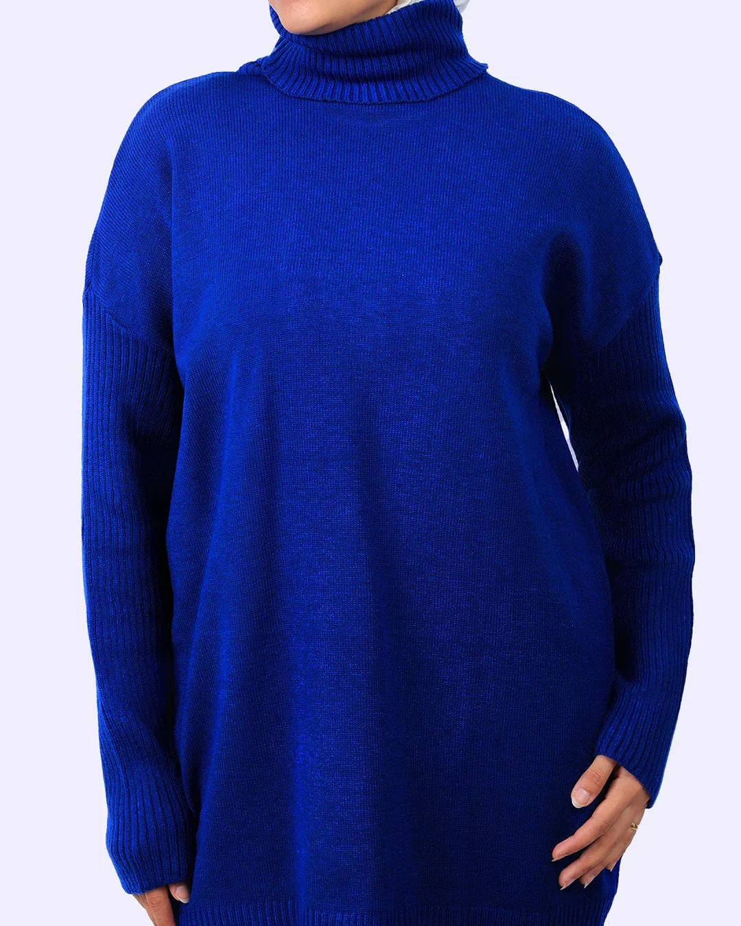 Woman wearing a cobalt blue ribbed turtleneck sweater from WIND Shopping fashion collection