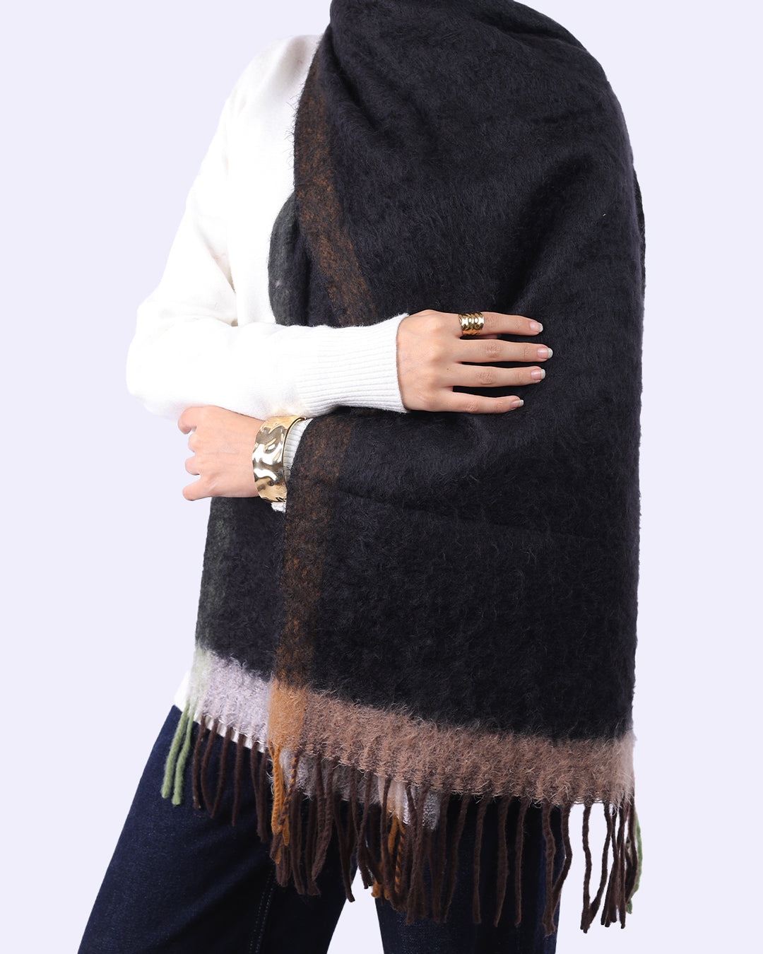 تفاصيل نسيج وبري (Fuzzy) كثيف لشال أوبسيديان بلمسات فنية ملونة - ويند