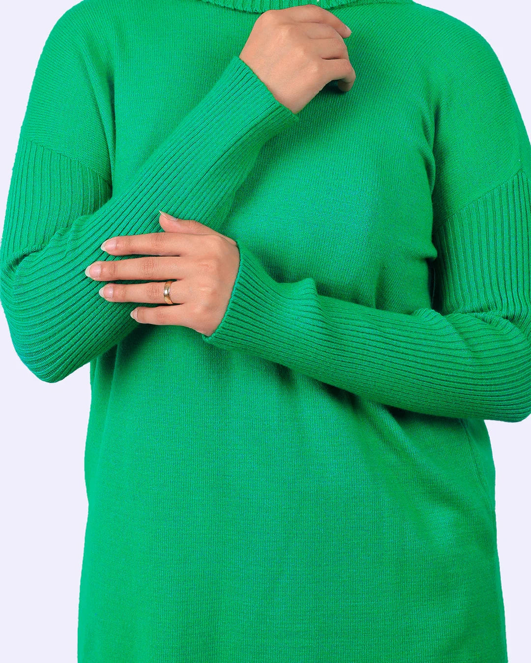 Woman wearing a vibrant green ribbed-knit sweater from WIND Shopping fashion collection