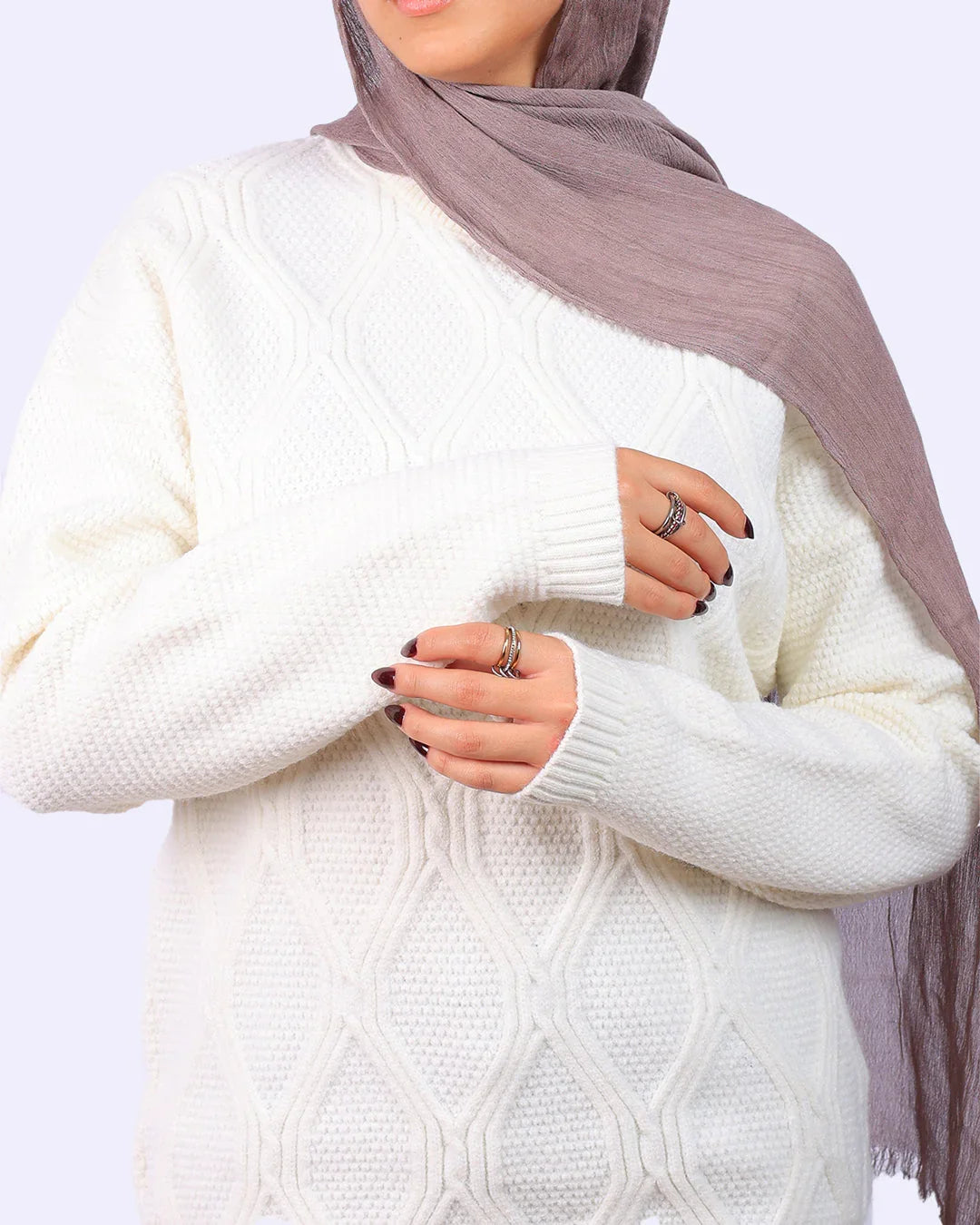 Woman wearing a white textured sweater and mauve hijab, showcasing WINDS's elegant fashion.