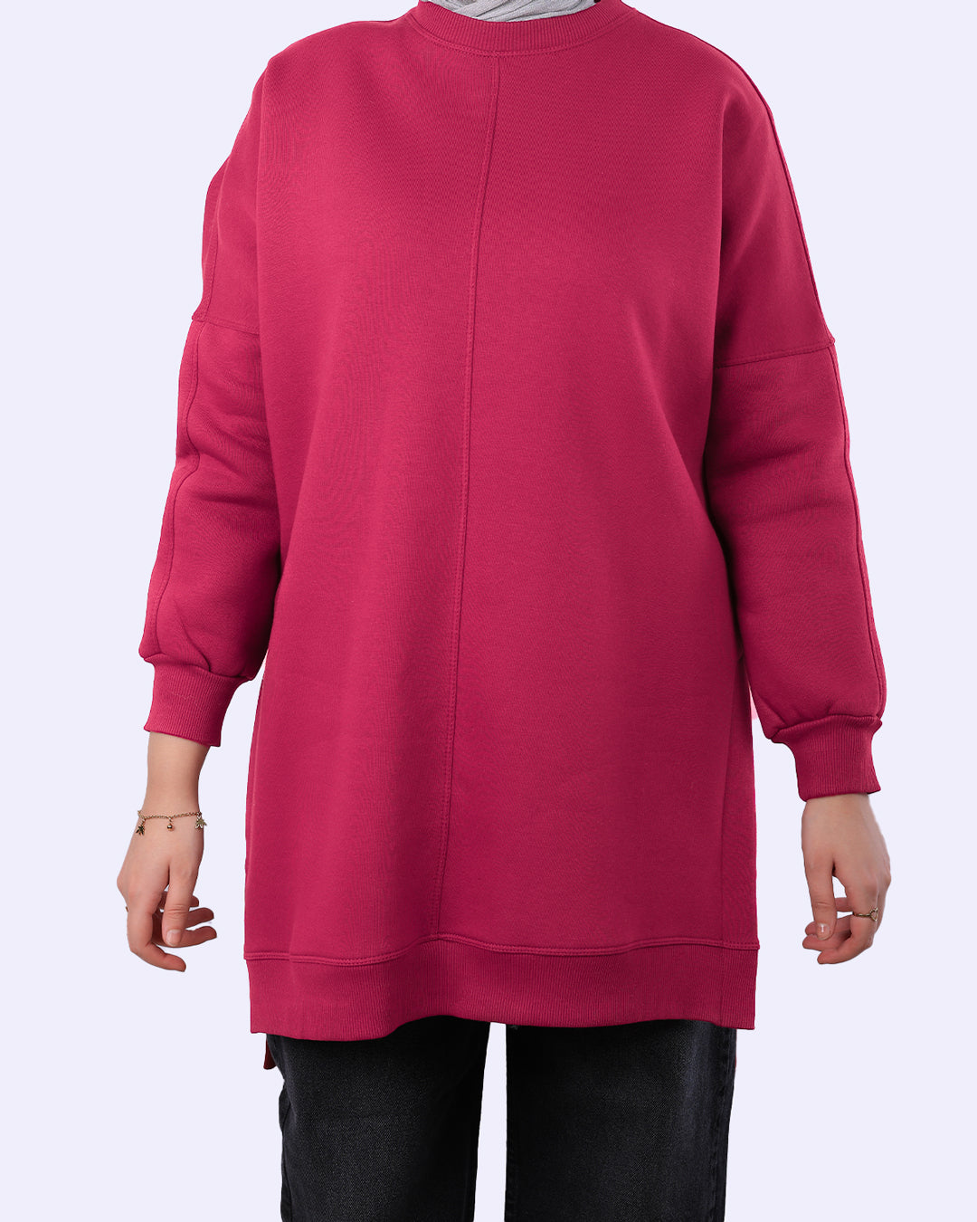 "سويت شيرت ميلتون أوفر سايز من Wind بلون أحمر مفعم بالحيوية بفتحات جانبية، تصميم جريء بخامة ناعمة لإطلالة يومية مميزة - ويند"