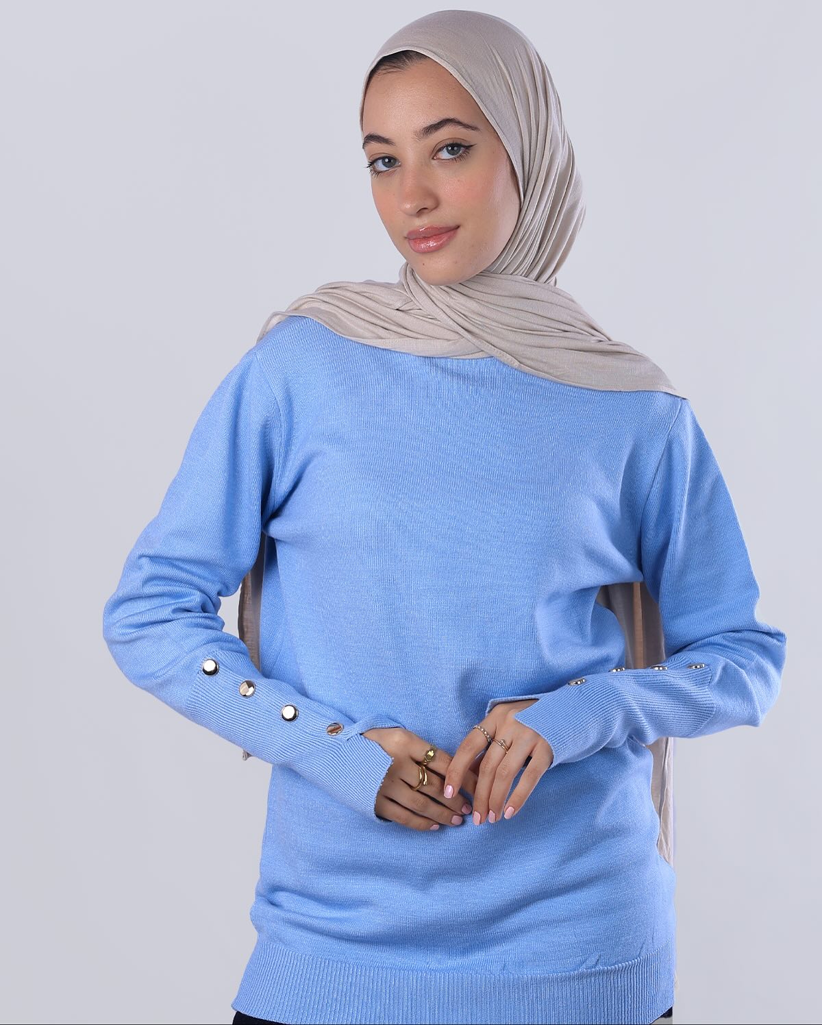 "توب هاي نيك (High Neck) من Wind باللون الأزرق السماوي بلمعة جليدية ميتاليك، تصميم عصري بخامة ناعمة تبرز جمال اللون وتفاصيل القصة - ويند"