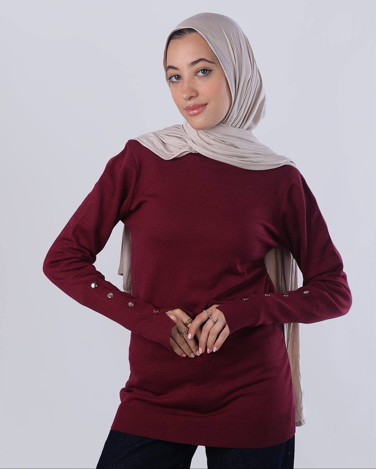 "توب هاي نيك (High Neck) من Wind بلون برجندي (نبيتي) بلمعة ميتاليك عميقة، خامة مرنة وتصميم فخم يجمع بين دفء اللون وجاذبية المعدن - ويند"