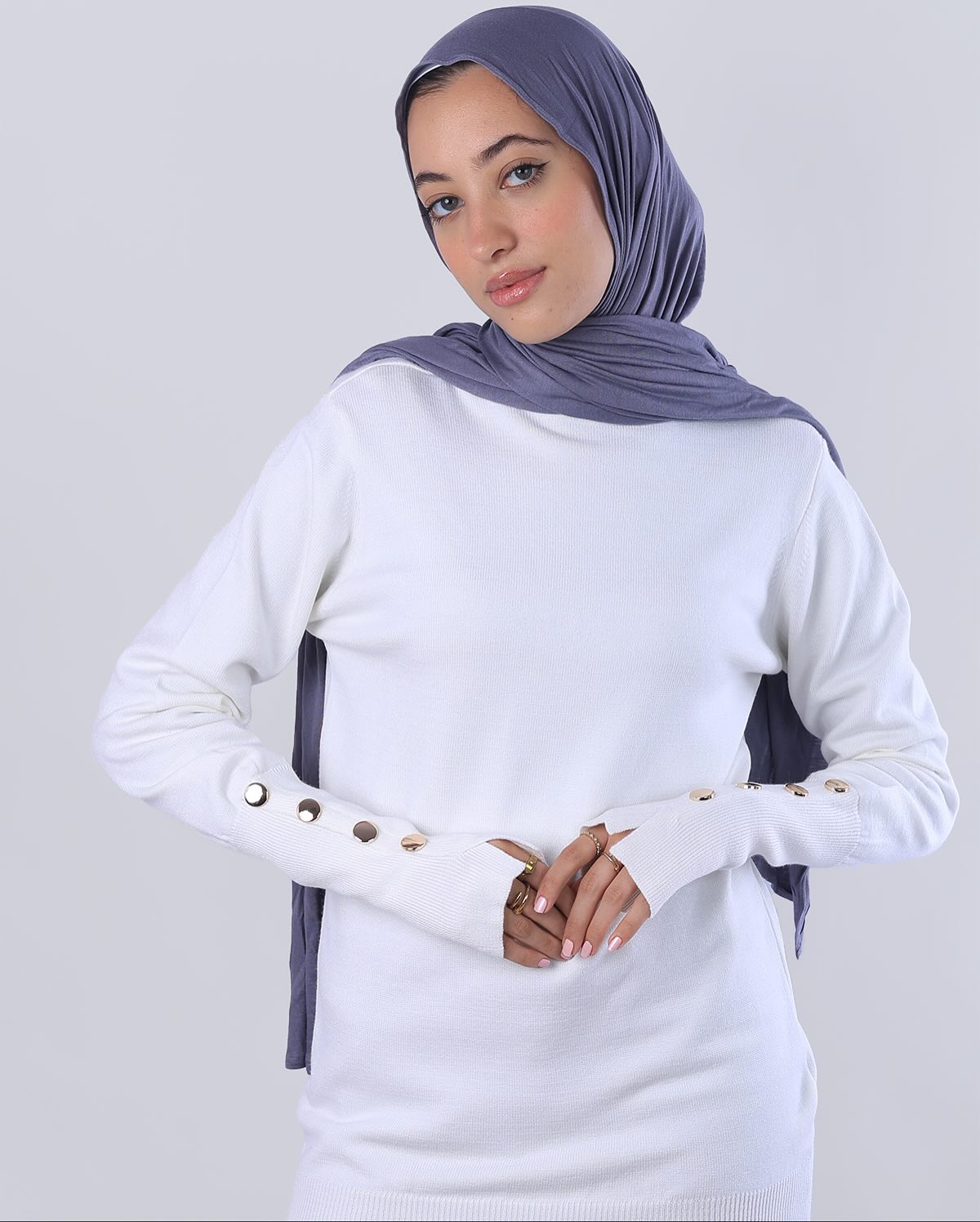 "توب هاي نيك (High Neck) من Wind باللون الأبيض اللؤلؤي بلمعة ميتاليك ناعمة، تصميم عصري بخامة مرنة تعكس الضوء بأسلوب راقٍ وجذاب - ويند"