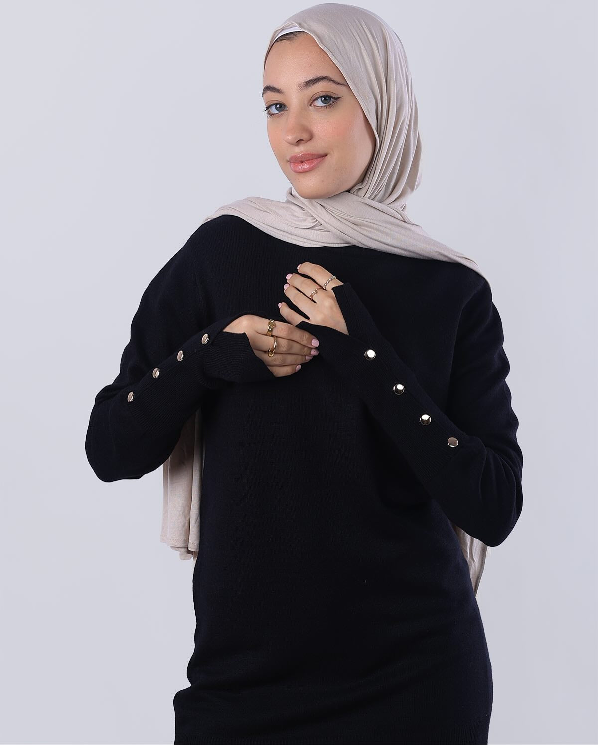 "توب هاي نيك (High Neck) من Wind باللون الأسود الفحمي بلمعة ميتاليك قوية، قصة ضيقة وأنيقة تمنحك مظهراً عصرياً وجذاباً في كافة المناسبات - ويند"