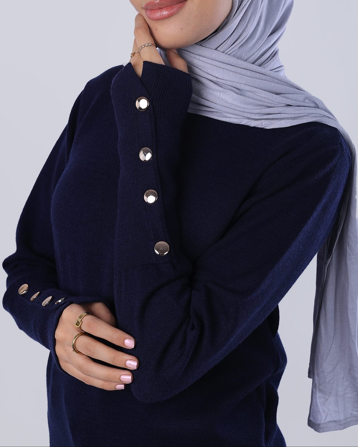 "توب هاي نيك (High Neck) من Wind باللون الكحلي الليلي بلمعة ميتاليك ساحرة، يتميز بخامة مرنة وقصة انسيابية تعكس الأناقة العصرية - ويند"