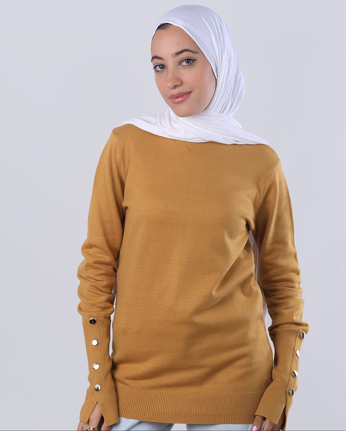 "توب هاي نيك (High Neck) من Wind باللون البني بلمعة ميتاليك نحاسية، خامة مرنة وتصميم دافئ يضفي لمسة من الفخامة على مظهرك اليومي - ويند"