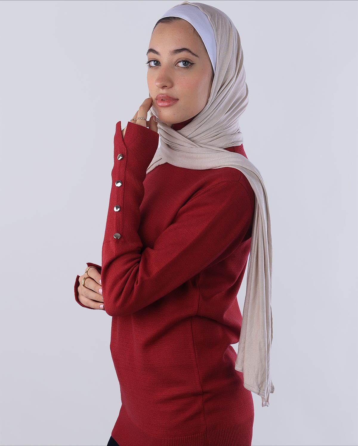 "توب هاي نيك (High Neck) من Wind باللون الأحمر القاني بلمعة ميتاليك دافئة، خامة مرنة بتصميم راقٍ يجمع بين الجرأة والنعومة - ويند"