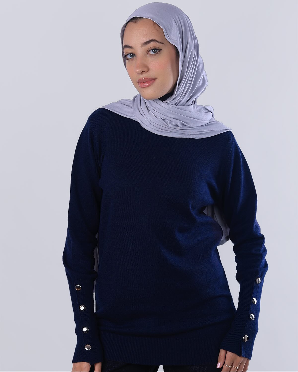 "توب هاي نيك (High Neck) من Wind باللون الكحلي الليلي بلمعة ميتاليك ساحرة، يتميز بخامة مرنة وقصة انسيابية تعكس الأناقة العصرية - ويند"