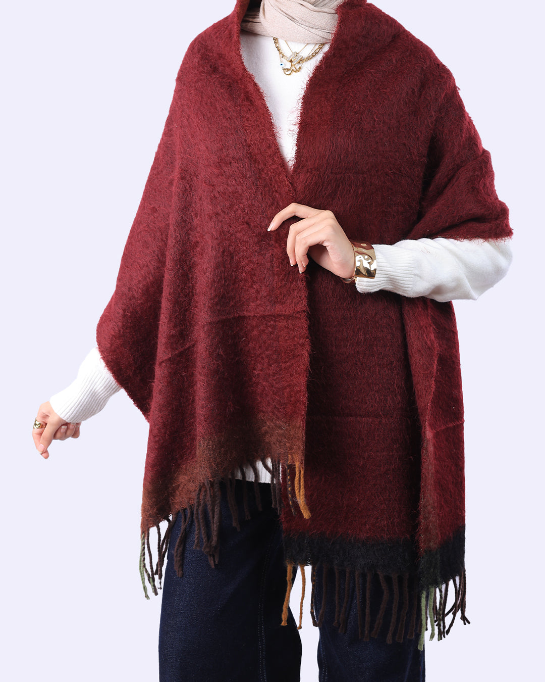 "شال بيري كوزي وبري بلون برغندي مع خطوط ملونة عند الأطراف - ويند"