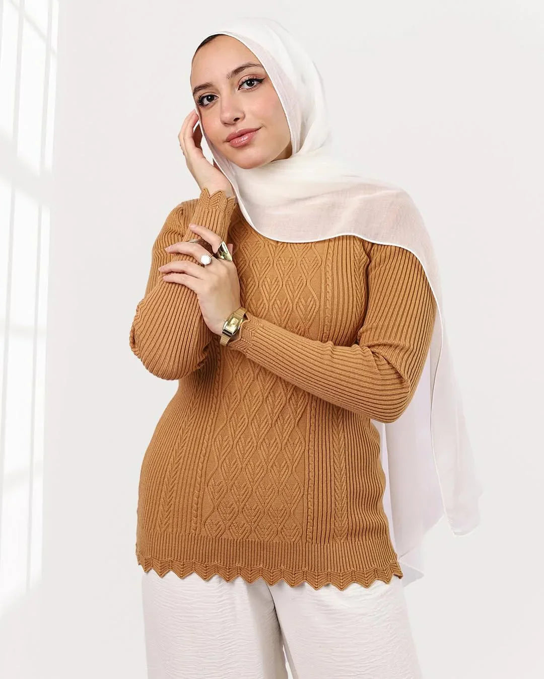 Modest fashion at WIND Shopping: woman in beige textured sweater, white hijab, white pants