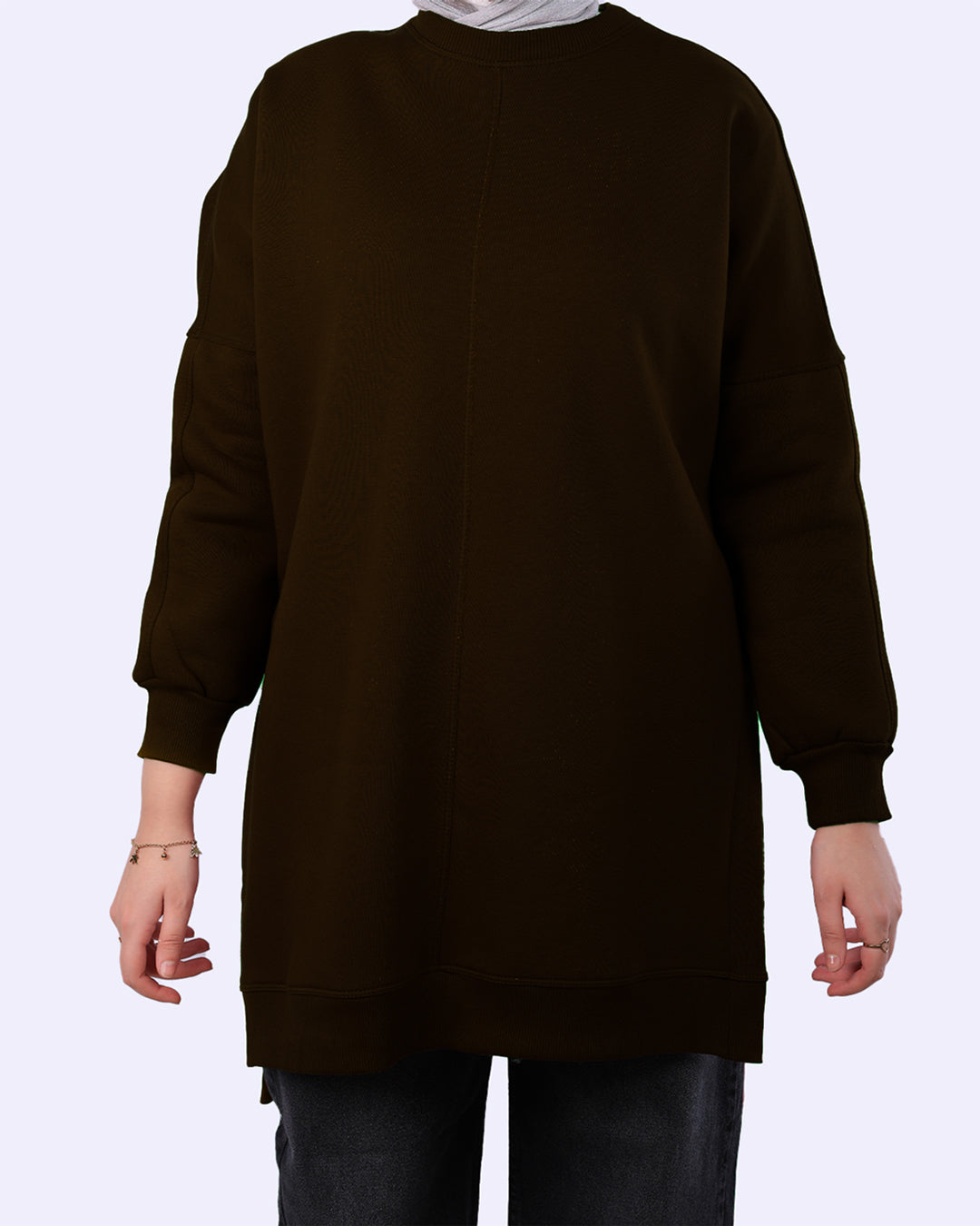 سويت شيرت ميلتون أوفر سايز من Wind بلون بني ترابي بفتحات جانبية، قطعة شتوية دافئة بتصميم محتشم وعملي - ويند"