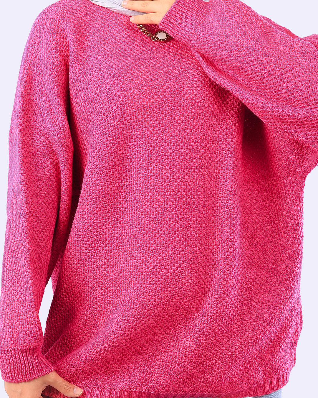 "بلوفر Cloud تريكو أوفر سايز من Wind بلون بينك حيوي، نسيج محبوك دافئ بتصميم "أوفر سايز" عصري يناسب إيقاع يومكِ السريع - ويند"