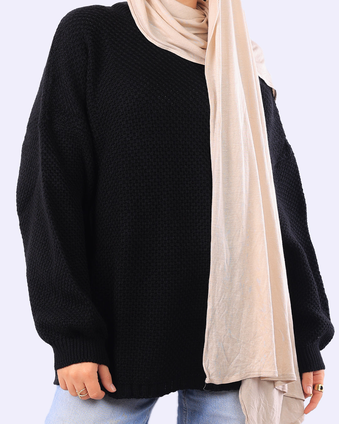 "بلوفر Cloud تريكو أوفر سايز من Wind باللون الأسود، مصمم بغرزة متقنة وناعمة مع قصة فضفاضة تضمن لكِ إطلالة شتوية كلاسيكية - ويند"