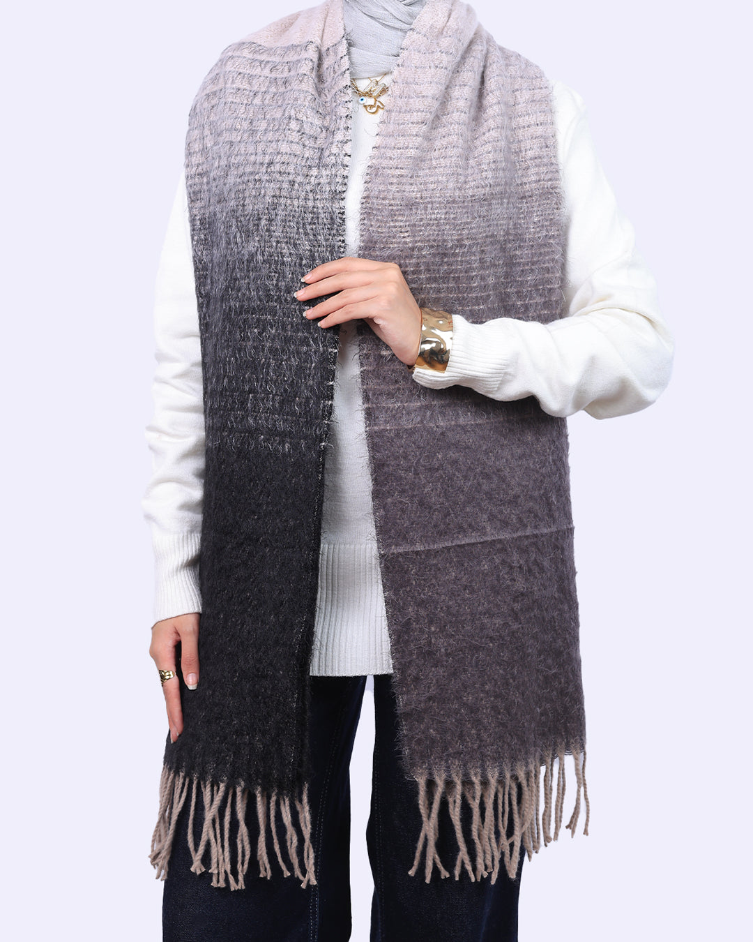 "شال ستورم كوزي بتدرج ألوان أومبريه من الرمادي الثلجي إلى الأسود - ويند"