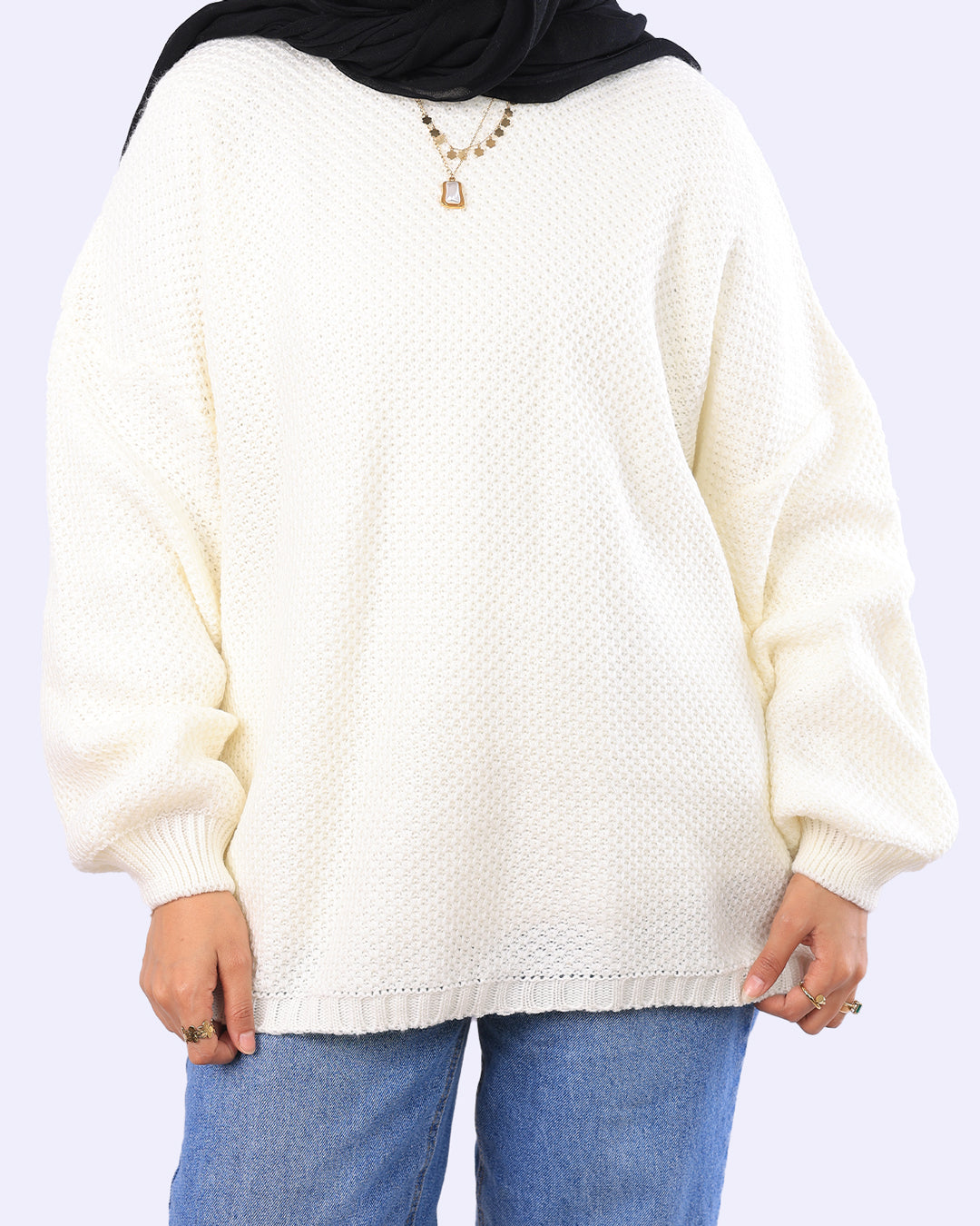 "بلوفر Cloud تريكو أوفر سايز من Wind بلون أبيض ناصع، خامة Knitted فاخرة بتصميم بسيط وراقٍ يوفر الراحة والدفء دون تكلف - ويند"