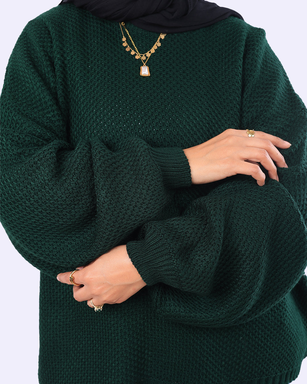 "بلوفر Cloud تريكو أوفر سايز من Wind بلون أوليف عصري، يتميز بخامة Knitted مرنة وقصة منسدلة تبرز جمال التصميم المحتشم - ويند"