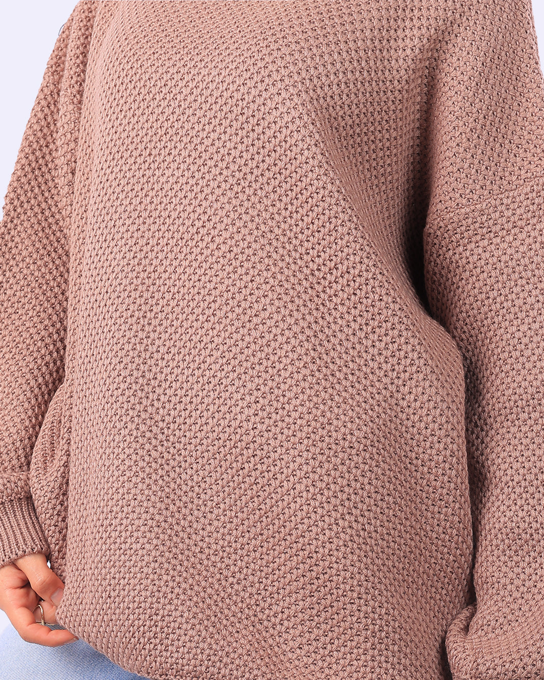 "بلوفر Cloud تريكو (Knitted) أوفر سايز من Wind بلون بني دافئ، يتميز بغرزة ناعمة وقصة واسعة تمنحكِ دفء الصوف وأناقة الستايل العصري - ويند"